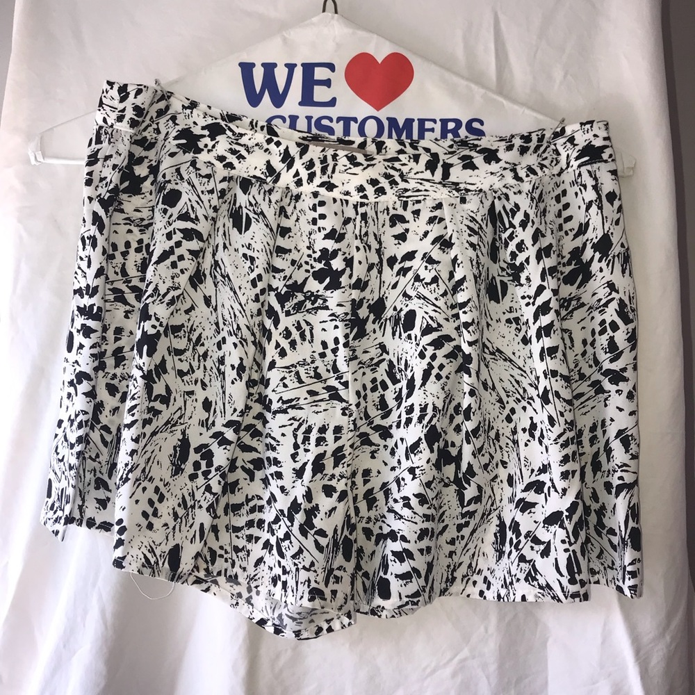 Forever 21 black/white skirt and size M